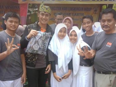 MAS LINDRA BUPATI TUBAN DI STAND SMP NEGERI 1 PARENGAN